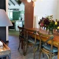 sur le pas de la porte